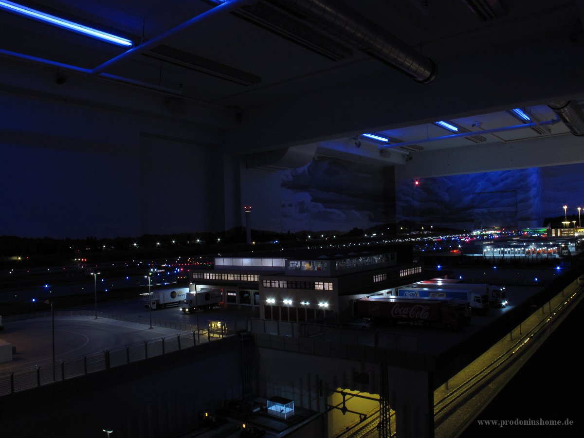 Hamburg 077 - MiWuLa - Airport bei Nacht
