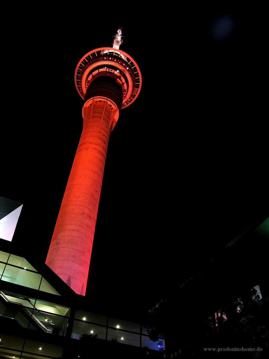 IMG 2304 - Sky Tower mit Lantern Festival Beleuchtung - Auckland