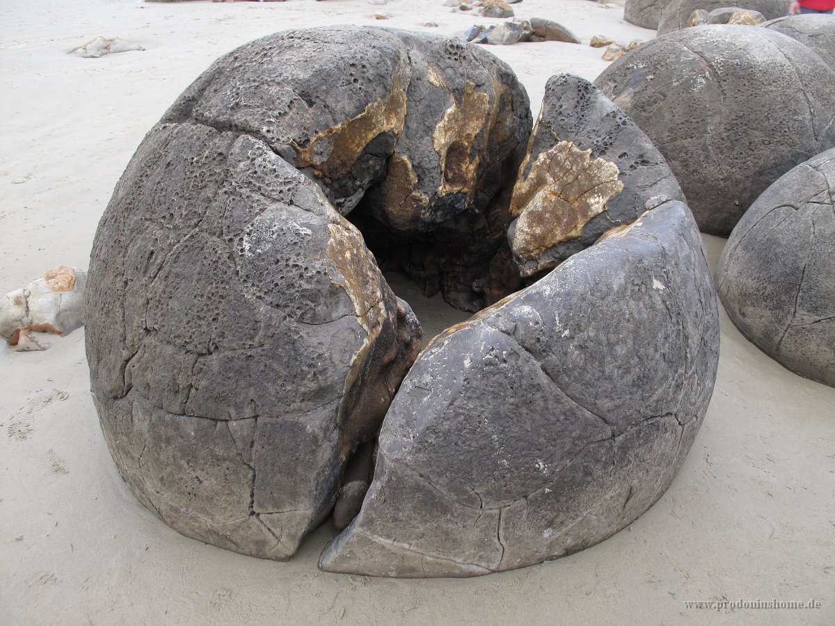 IMG 3273 - Moeraki Boulders