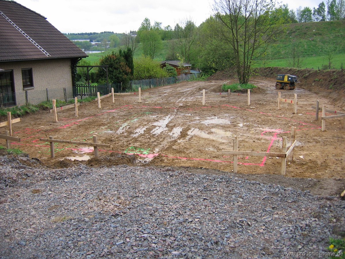 815 - 09.05.2005 - Vermesser sind fertig und haben den Grundriss aufgezeichnet