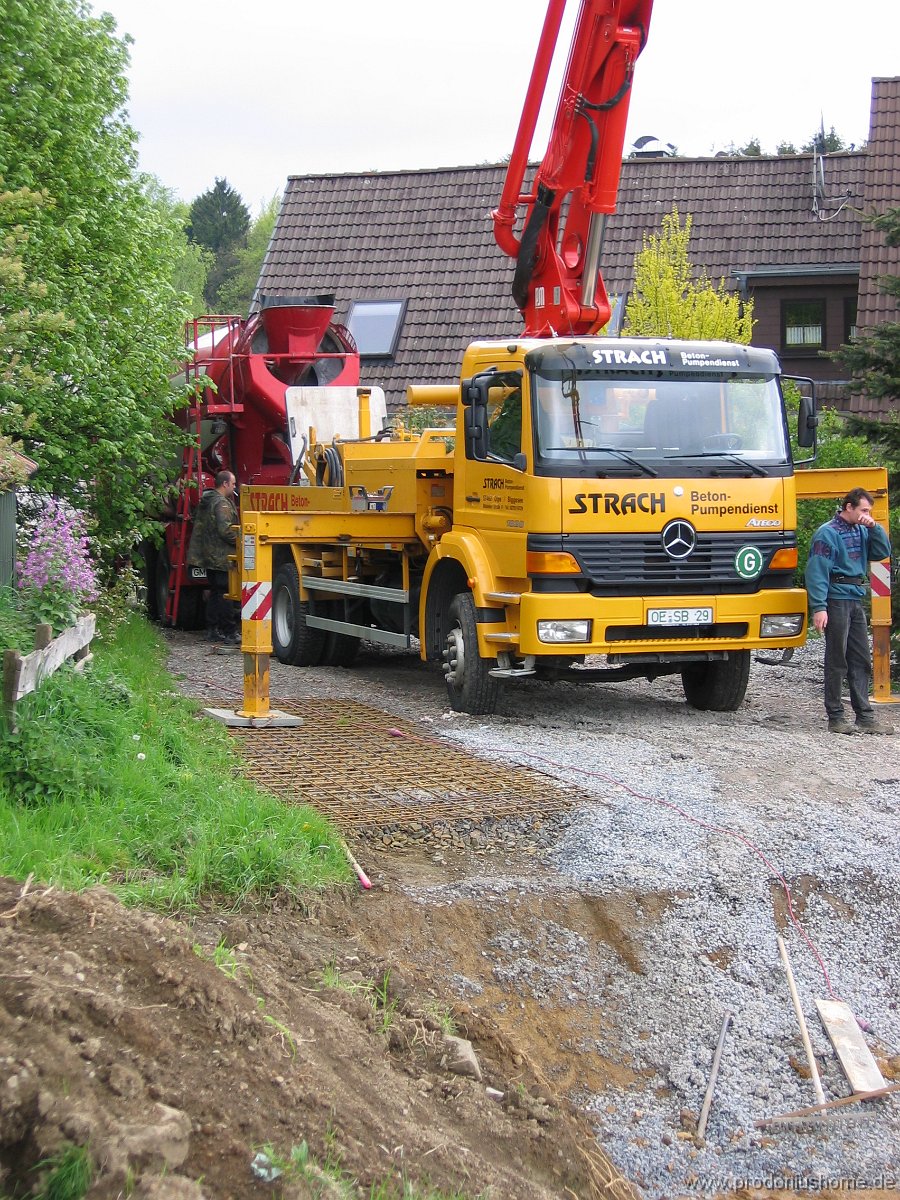 841 - 17.05.2005 - Die Bodenplatte wird gegossen