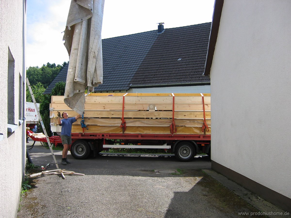 881 - 13.07.2005 - 10 Uhr 5 - Der 2. LKW ist eingetroffen (Decken)