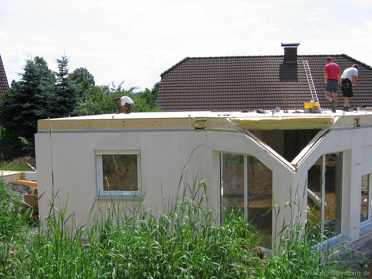 890 - 13.07.2005 - 12 Uhr 15 - Die Winkel für die 2. Etage werden gesetzt